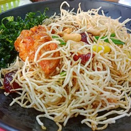 หมี่กรอบผัดเม็ดมะม่วง