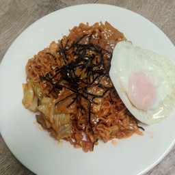 มาม่าเผ็ดเส้นแบน สามชั้นสไลด์ไข่ดาวรถจัดกลมกล่อม