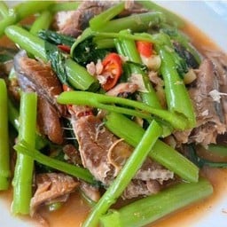 ข้าวราดผัดผักบุ้งปลากะป๋อง