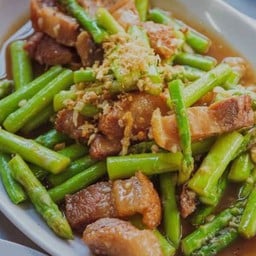หมูสามชั้นผัดหน่อไม้ฝรั่ง