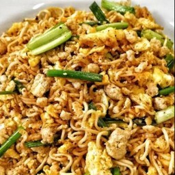 ผัดมาม่า (ใช้มาม่าห่อใหญ่)