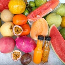 ผลไม้สด-ดอง เจ๊เมย์ สาขา 1 หน้าร้าน บอล มือถือ ติดร้านข้าวต้ม 2 บาท