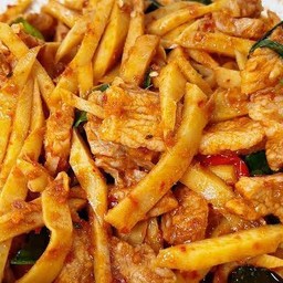 ผัดพริกแกงหน่อไม้ใส่หมูราดข้าว