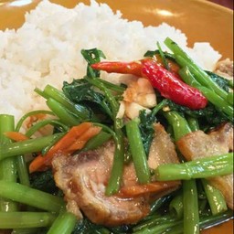 ผัดผักบุ้งราดข้าว