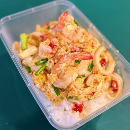 ข้าวราดไข่ขยี้คั่วพริกเกลือทะเล