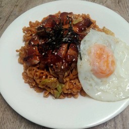 มาม่าเผ็ดเส้นแบน ไก่ย่างไข่ดาวรสจัดกลมกล่อม