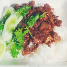 เศษเนื้อ กระเทียมราดข้าว