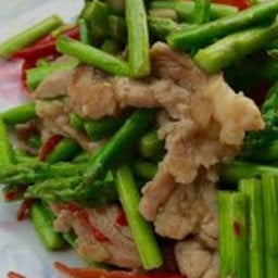 หมูชิ้นผัดหน่อไม้ฝรั่ง