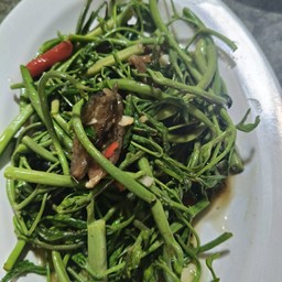 ึกระเฉดไฟแดงใส่ปลาเค็ม