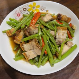 ข้าว ผัดผักบุ้งหมูกรอบ