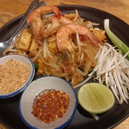 ผัดไทหน้าหมูทอด