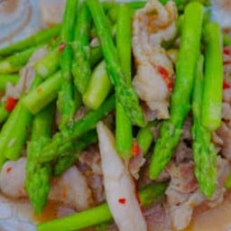 หมูผัดหน่อไม้ฝรั่งน้ำมันหอย