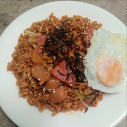 มาม่าเผ็ดเส้นแบน แฮมไส้กรอกไข่ดาวรสจัดกลมกล่อม