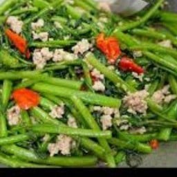 ข้าวราดผัดผักบุ้งหมูสับ