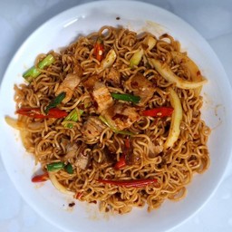 มาม่าผัดน้ำพริกเผาหมูกรอบ