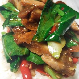 ผัดคะน้าหมูกรอบราดข้าว