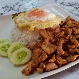 กระเทียมพริกไทราดข้าว