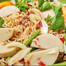 ยำมาม่าหมูสับหมูยอ