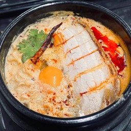 มาม่าต้มยำน้ำข้น หมูกรอบ