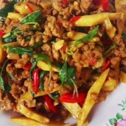 ข้าวราดกะเพราหมูหน่อไม้ดอง