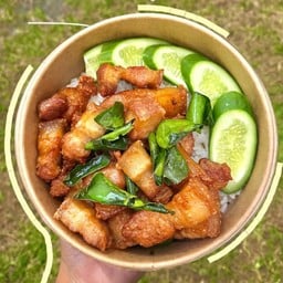 หมูสามชั้นทอดน้ำปลา (ราดข้าว) สูตรเฉพาะของทางร้าน