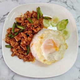 ข้าวราดผัดพริกแกง