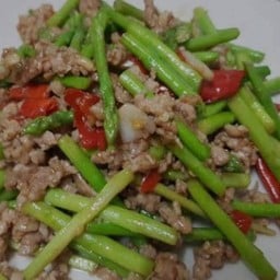 หมูสับผัดหน่อไม้ฝรั่ง