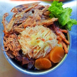 ก๋วยเตี๋ยวโครงไก่จัมโบ้เจ้ต้อง