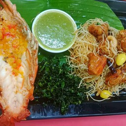 หมีกรอบผัดเม็ดมะม่วงกุ้งแม่นํ้า