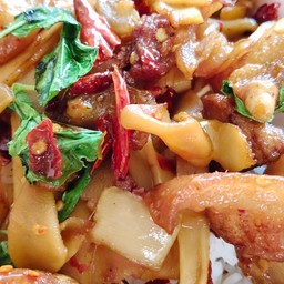 ข้าวกะเพราหมูสามชั้นทอดหน่อไม้ดอง