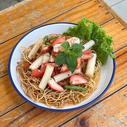 ยำหมี่กรอบสตรอว์เบอร์รี่กุ้งสุก