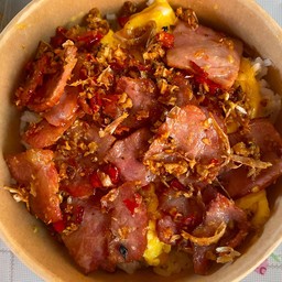 เบคอนคั่วพริกเกลือราดข้าว + ไข่ข้น (เผ็ดนะคะ)