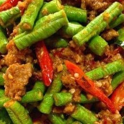 ข้าวราดผัดพริกแกงถั่วหมูสับ