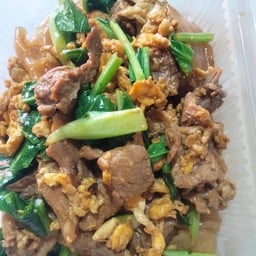 เส้นใหญ่ผัดซีอิ๊วเนื้อ