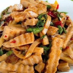 ข้าวหน้ากระเพราหมูยอใส่หน่อไม้