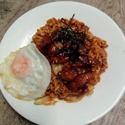 มาม่าเผ็ดเส้นแบน ไก่คลุกซอสไข่ดาวรสจัดกลมกล่อม