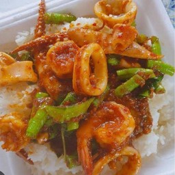 ข้าวราดผัดพริกแกงปลาหมึก