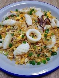 ข้าวผัดปลาหมึก