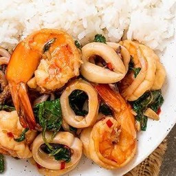 ข้าวกระเพราทะเล (ครัวจันทร์เจ้า)