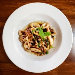 ปลาหมึกผัดกระเทียมพริกไทย (กับข้าว)