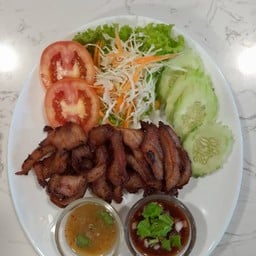 คอหมูทอดน้ำปลาทรงเครื่อง