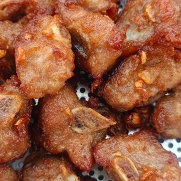 ข้าวเหนียวห่อซี่โครงหมูทอด