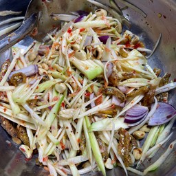 ยำมะม่วงปลากรอบ