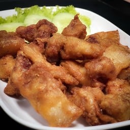 ข้าวหมูสามชั้นทอดน้ำปลา