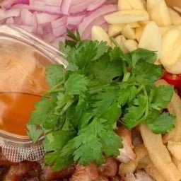 ร้านหมูทอดแดดเดียวพระนคร และ ก๋วยจั๊บรสเด็ด ปั๊ม ปตท ซอย 1 นิคมพัฒนากม 12