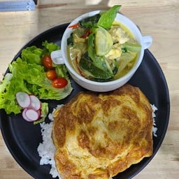 แกงเขียวหวานหอมเครื่องแกง ปรุงด้วยซอสโซเดียมต่ำ เสริฟพร้อมข้าว และผักสลัด