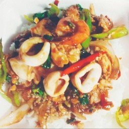 กระเพรารวมมิตร ใส่พริกหยวก หอมใหญ่