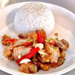 หมูกรอบคั่วพริกเกลือ ราดข้าว