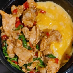 กระเพราหมูชิ้นไข่ข้น