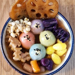 บัวลอย4สี ทรงเครื่องน้ำขิง